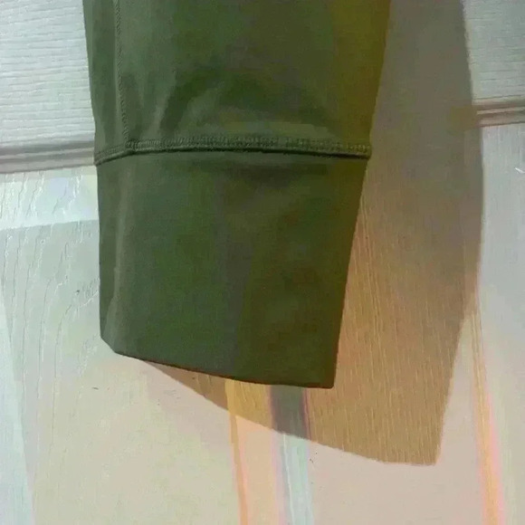 Lole women’s army green joggers with pockets size small fit larger - Picture 6 of 9